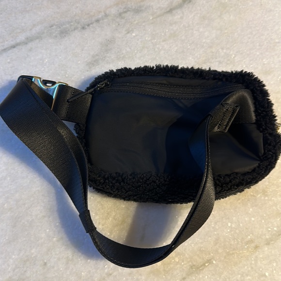 Lululemon Sherpa Belt Bag - Picture 4 of 6